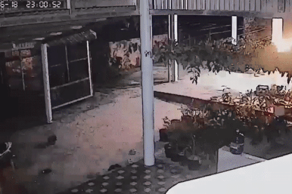 Nhà dân bất ngờ phát nổ, bốc cháy giữa đêm nghi bị ném 