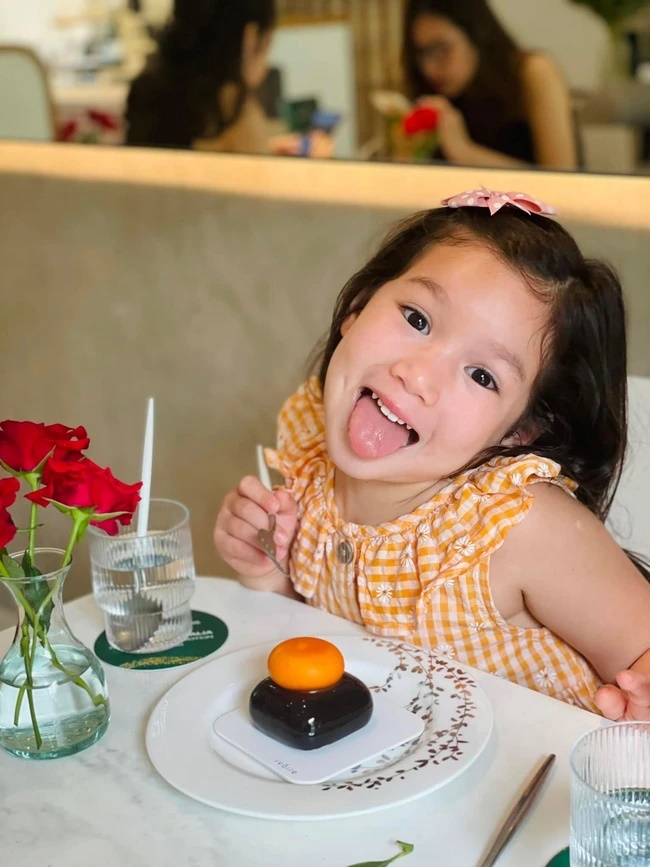 Sáng sớm con gái đã ăn vạ ầm ĩ, siêu mẫu Hà Anh có cách dạy dỗ cực khéo: Vừa cương vừa nhu khiến ai nghe cũng nể!-3