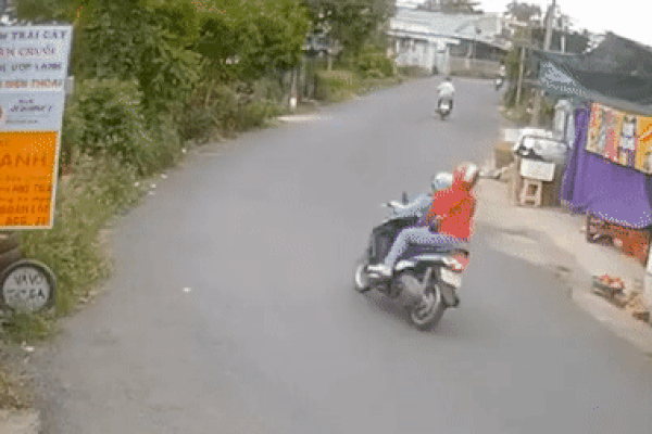 Ôm cua tốc độ cao, đôi nam nữ ngã sấp mặt vào bụi cây ven đường