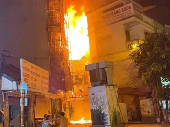 Lửa bốc lên ngùn ngụt từ căn nhà 4 tầng ở Hà Nội, cảnh sát phá cửa vào dập lửa-1