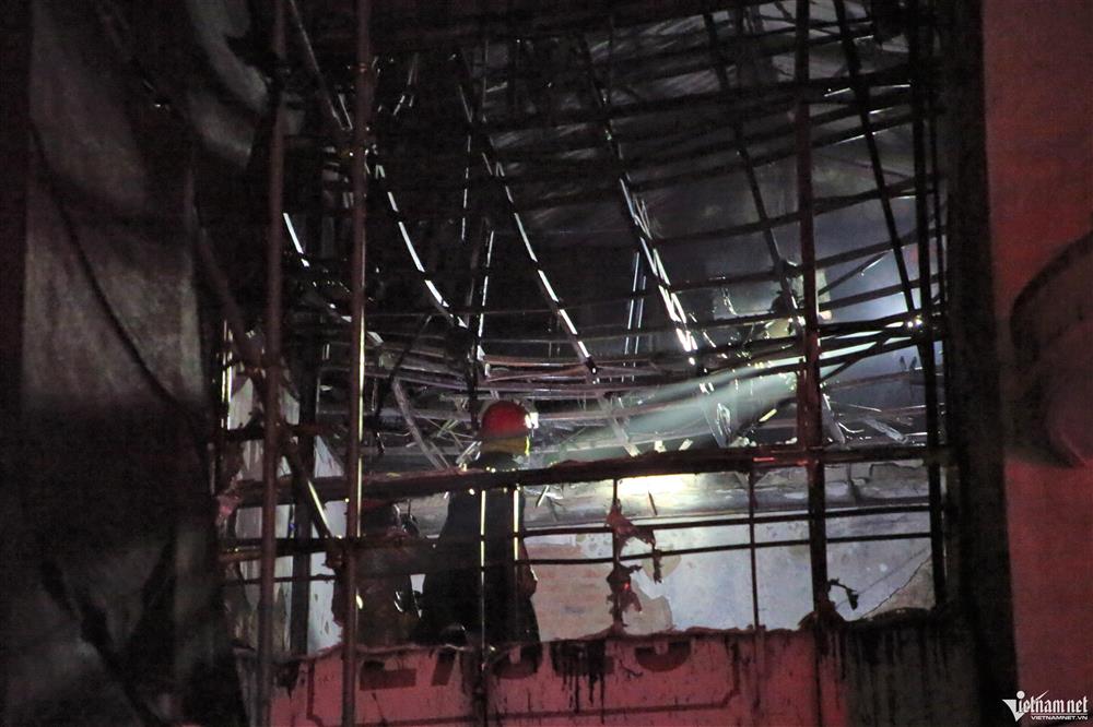 Lửa bốc lên ngùn ngụt từ căn nhà 4 tầng ở Hà Nội, cảnh sát phá cửa vào dập lửa-2