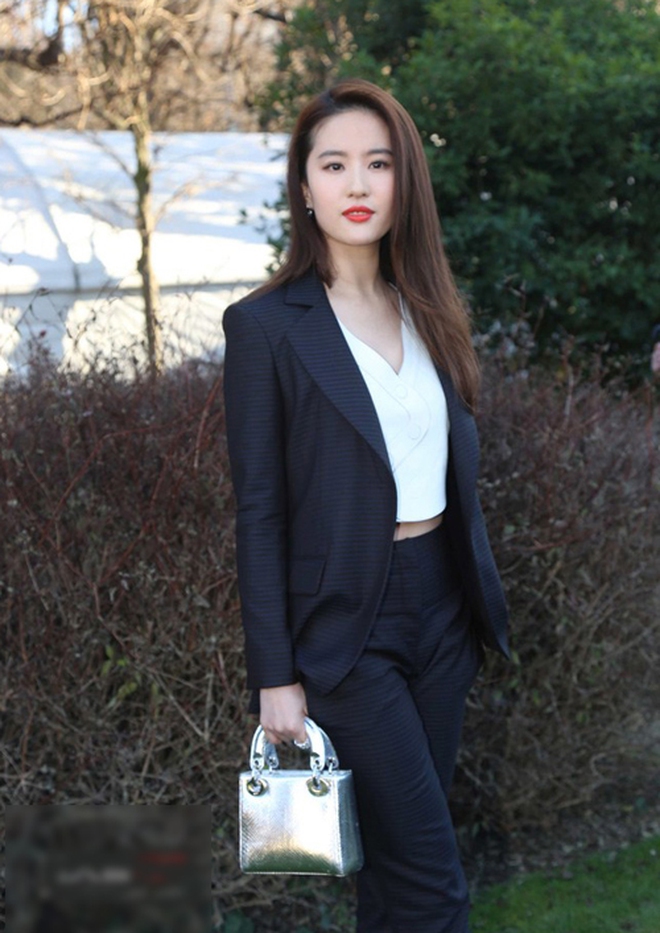 Trước khi trở thành đại sứ Louis Vuitton, Lưu Diệc Phi ăn mặc ra sao mà mang mác Nữ hoàng hàng nhái?-9