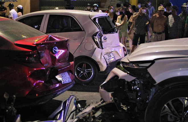 Nóng: Ô tô gây tai nạn liên hoàn, 1 bà bầu bị thương nặng-3