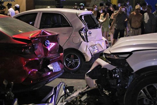 Nóng: Ô tô gây tai nạn liên hoàn, 1 bà bầu bị thương nặng