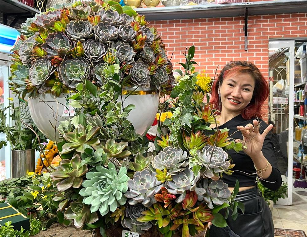 Nhổ sen đá cắm thành bình hoa khủng, giá tiền triệu vẫn hút khách-1