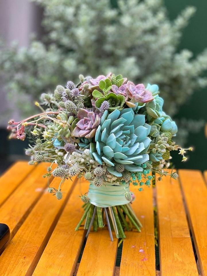 Nhổ sen đá cắm thành bình hoa khủng, giá tiền triệu vẫn hút khách-10