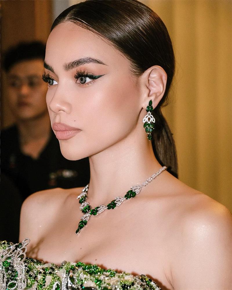 Hồ Ngọc Hà gây hãi vì mặt lạ hoắc như tượng sáp ốm đói-3