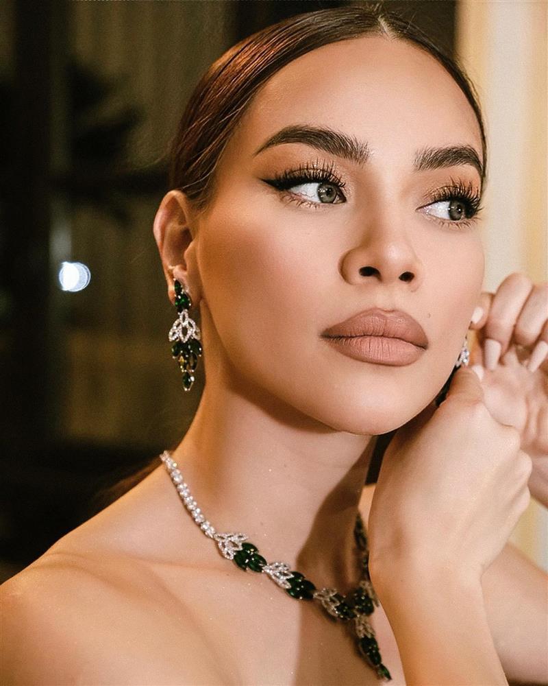 Hồ Ngọc Hà gây hãi vì mặt lạ hoắc như tượng sáp ốm đói-4