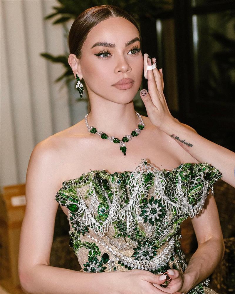 Hồ Ngọc Hà gây hãi vì mặt lạ hoắc như tượng sáp ốm đói-6