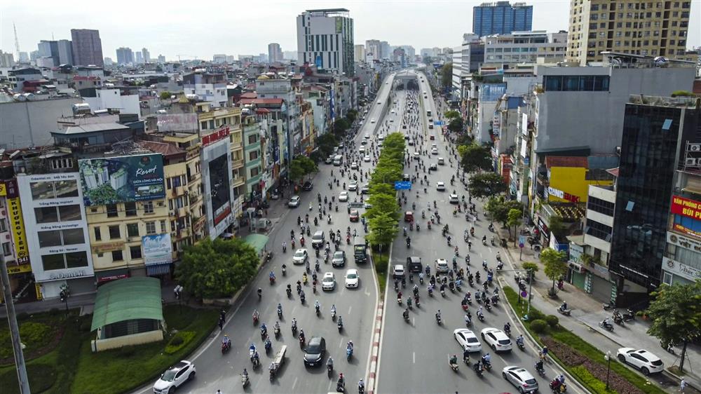 Điểm đen ùn tắc Ngã Tư Sở ra sao trong buổi sáng đầu tuần sau khi Hà Nội phân luồng giao thông mới?-2