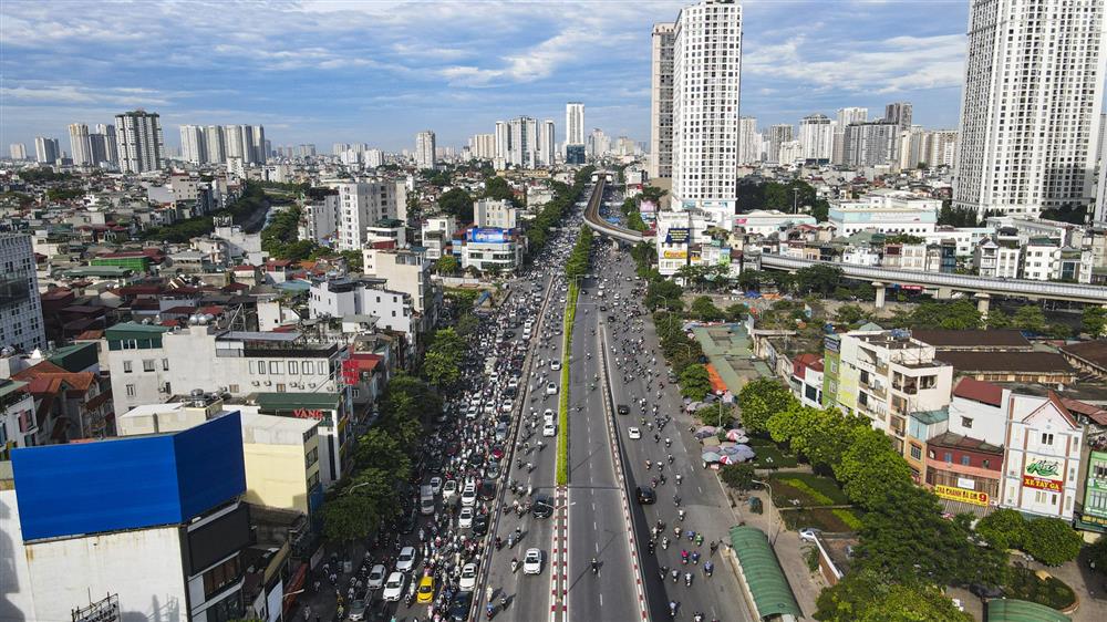 Điểm đen ùn tắc Ngã Tư Sở ra sao trong buổi sáng đầu tuần sau khi Hà Nội phân luồng giao thông mới?-3