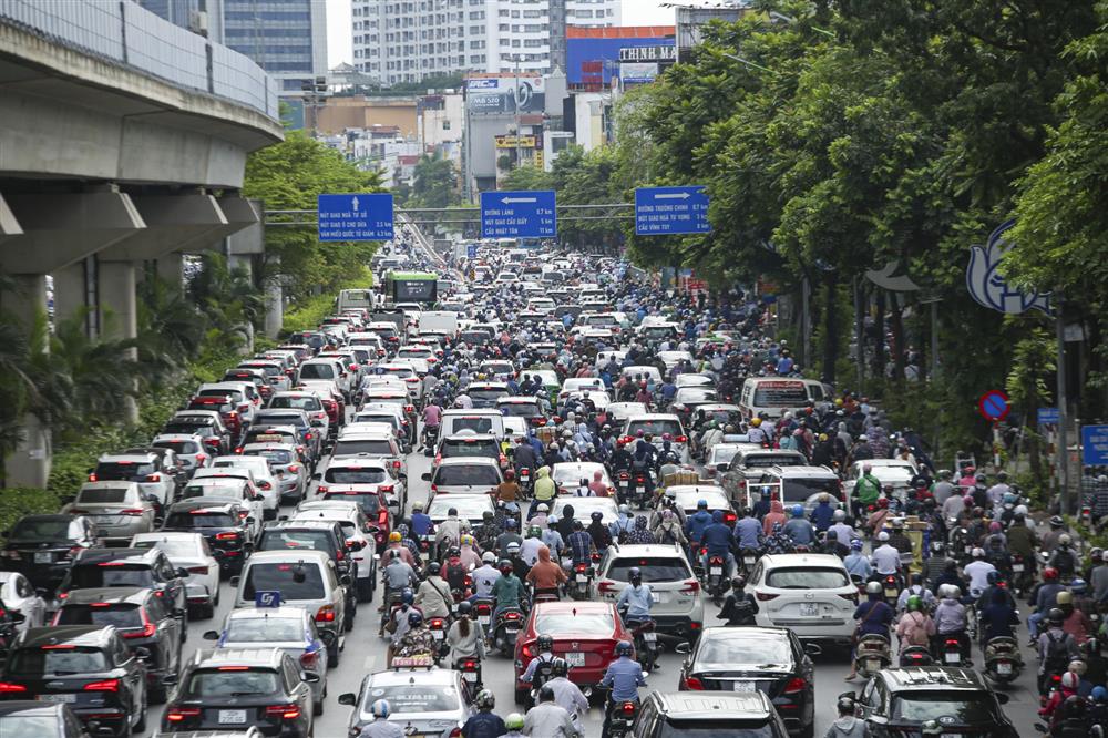 Điểm đen ùn tắc Ngã Tư Sở ra sao trong buổi sáng đầu tuần sau khi Hà Nội phân luồng giao thông mới?-4