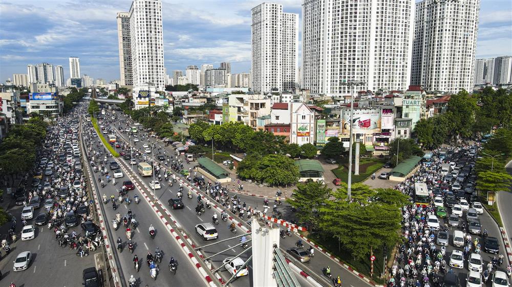 Điểm đen ùn tắc Ngã Tư Sở ra sao trong buổi sáng đầu tuần sau khi Hà Nội phân luồng giao thông mới?-5