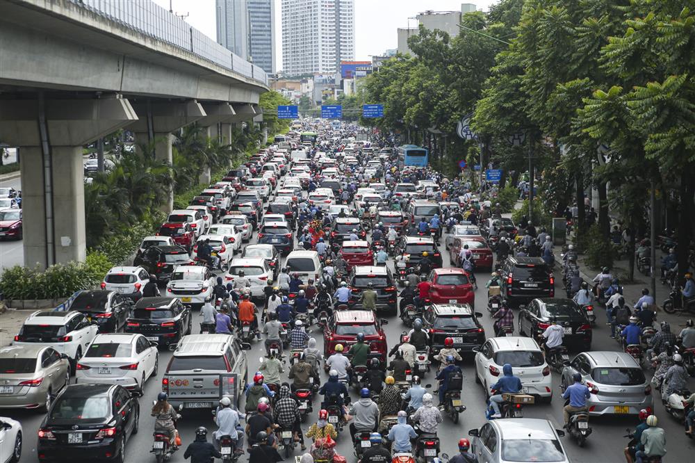 Điểm đen ùn tắc Ngã Tư Sở ra sao trong buổi sáng đầu tuần sau khi Hà Nội phân luồng giao thông mới?-6