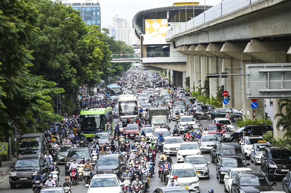 Điểm đen ùn tắc Ngã Tư Sở ra sao trong buổi sáng đầu tuần sau khi Hà Nội phân luồng giao thông mới?-7