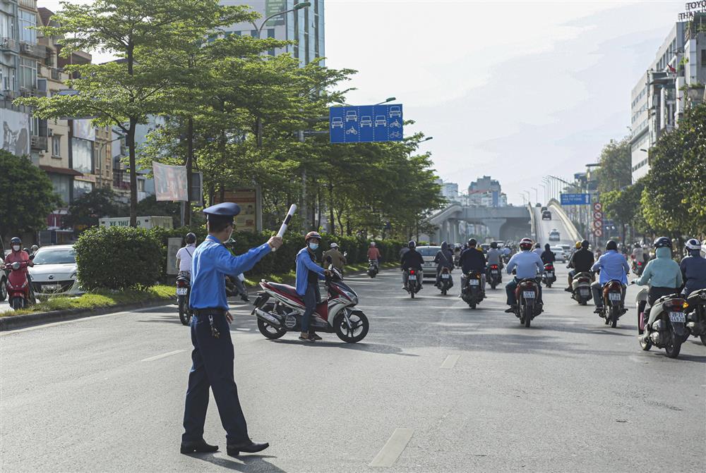 Điểm đen ùn tắc Ngã Tư Sở ra sao trong buổi sáng đầu tuần sau khi Hà Nội phân luồng giao thông mới?-10