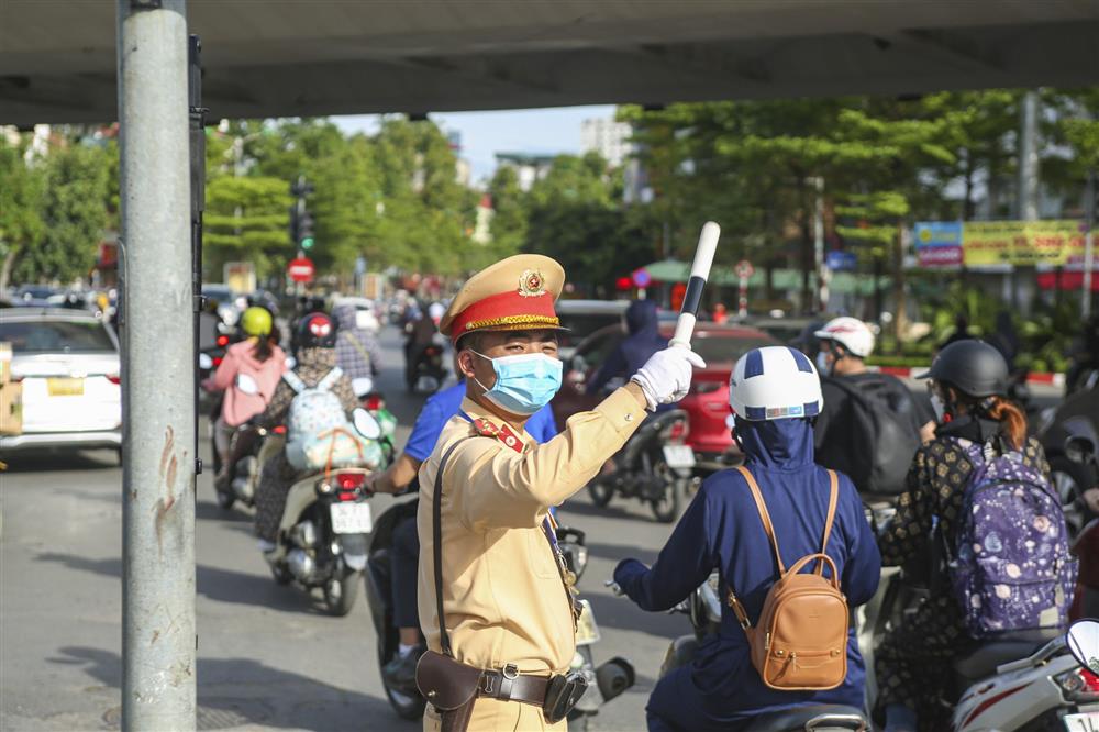 Điểm đen ùn tắc Ngã Tư Sở ra sao trong buổi sáng đầu tuần sau khi Hà Nội phân luồng giao thông mới?-8