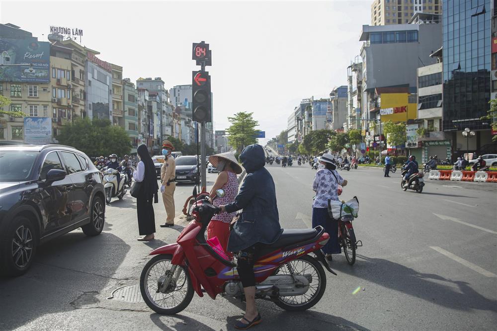 Điểm đen ùn tắc Ngã Tư Sở ra sao trong buổi sáng đầu tuần sau khi Hà Nội phân luồng giao thông mới?-9