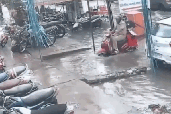 Khoảnh khắc hố nước sâu bất ngờ ‘nuốt chửng’ cặp vợ chồng đi xe máy