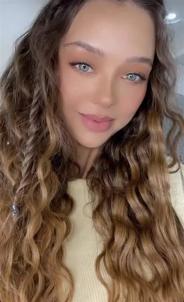 Vợ Tây của Bùi Tiến Dũng gây tranh cãi vì nghi vấn mặc lại váy cưới của mình đi dự đám cưới người khác-1