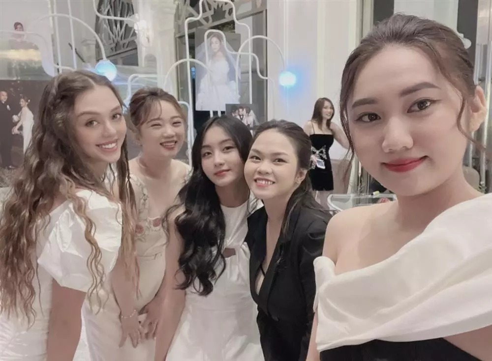 Vợ Tây của Bùi Tiến Dũng gây tranh cãi vì nghi vấn mặc lại váy cưới của mình đi dự đám cưới người khác-2