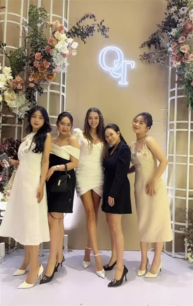 Vợ Tây của Bùi Tiến Dũng gây tranh cãi vì nghi vấn mặc lại váy cưới của mình đi dự đám cưới người khác-3