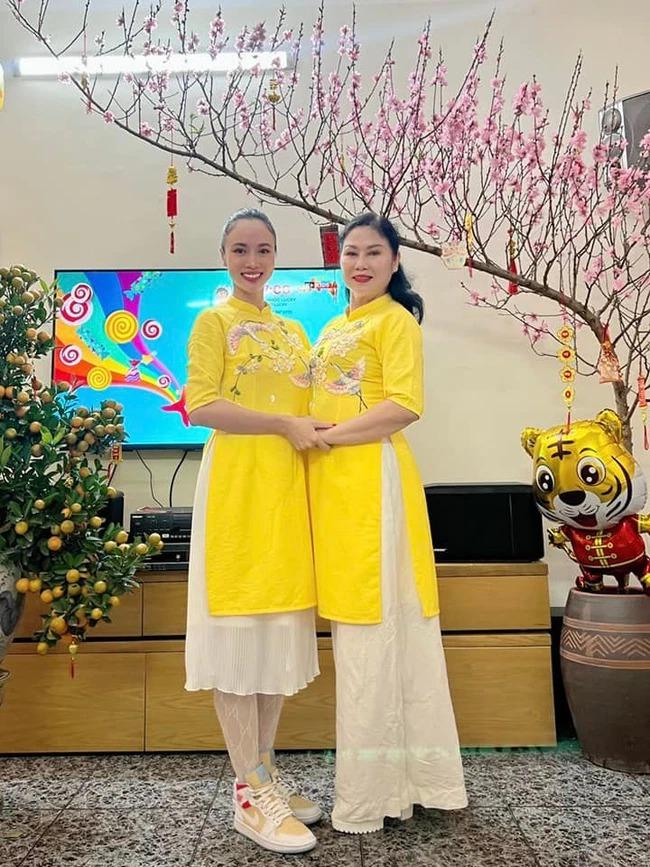 Hương Tràm bị chỉ trích mặc áo dài lạc quẻ vì quần da bó, giày thể thao-4