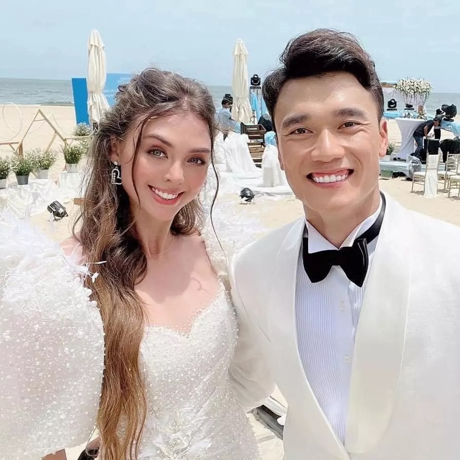 Vợ Tây của Bùi Tiến Dũng gây tranh cãi vì nghi vấn mặc lại váy cưới của mình đi dự đám cưới người khác-4