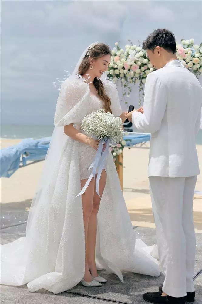 Vợ Tây của Bùi Tiến Dũng gây tranh cãi vì nghi vấn mặc lại váy cưới của mình đi dự đám cưới người khác-6