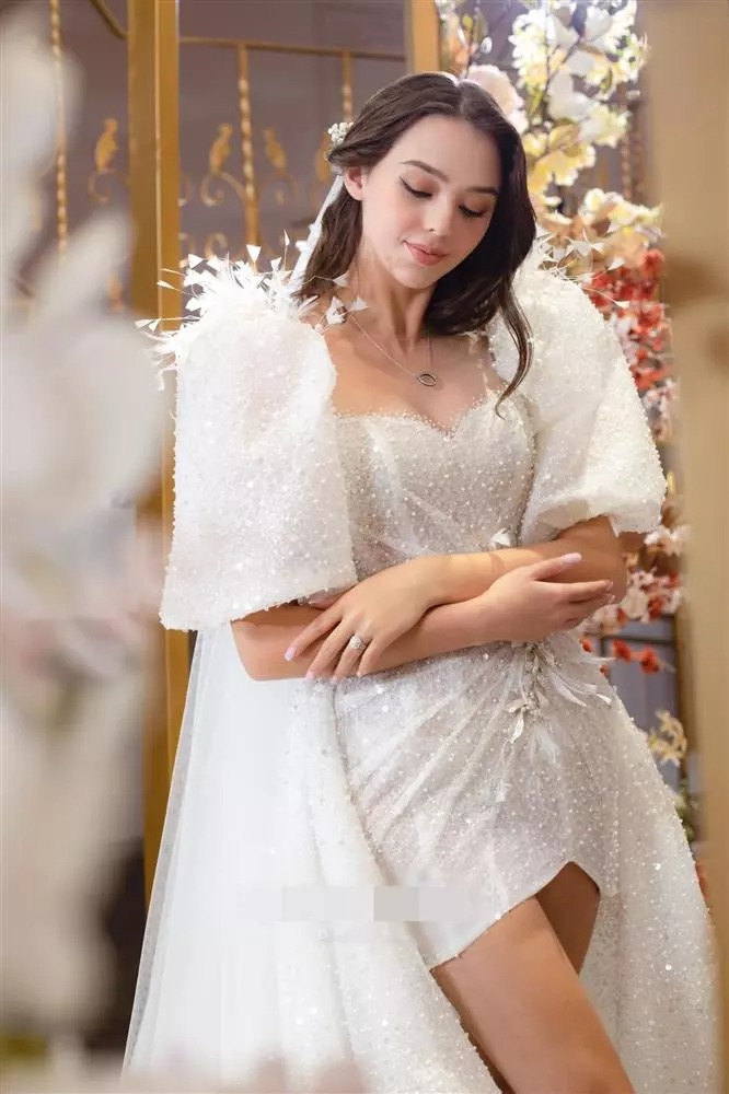 Vợ Tây của Bùi Tiến Dũng gây tranh cãi vì nghi vấn mặc lại váy cưới của mình đi dự đám cưới người khác-7