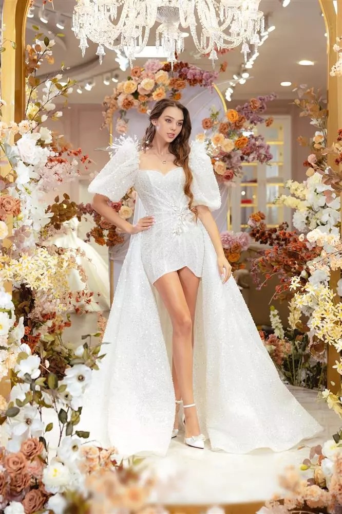 Vợ Tây của Bùi Tiến Dũng gây tranh cãi vì nghi vấn mặc lại váy cưới của mình đi dự đám cưới người khác-8