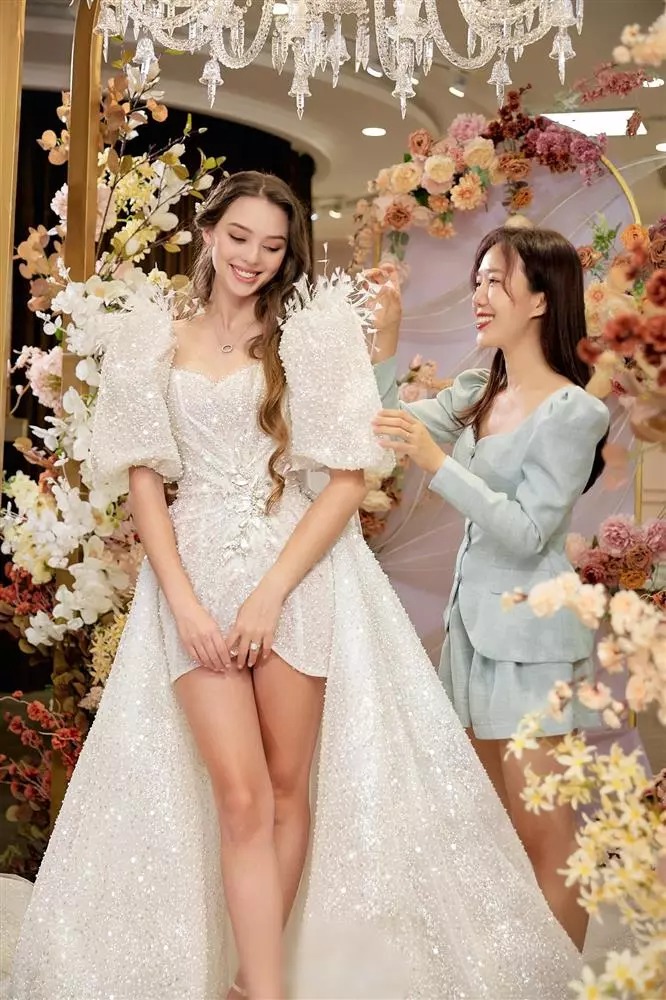 Vợ Tây của Bùi Tiến Dũng gây tranh cãi vì nghi vấn mặc lại váy cưới của mình đi dự đám cưới người khác-9