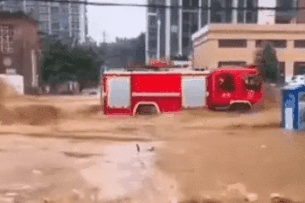 Lũ quét kinh hoàng cuốn trôi xe cứu hỏa ở Trung Quốc