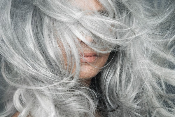 Thực hư tin đồn người tóc bạc ít bị ung thư, vị trí tóc bạc sẽ báo hiệu những bệnh gì liên quan-1