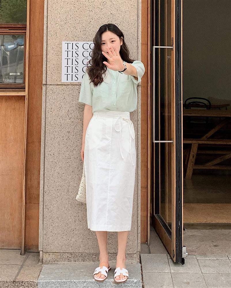 Mặc gì đi làm ngày nóng đỉnh điểm? Nàng công sở hãy áp dụng 5 công thức nhẹ mát này-8