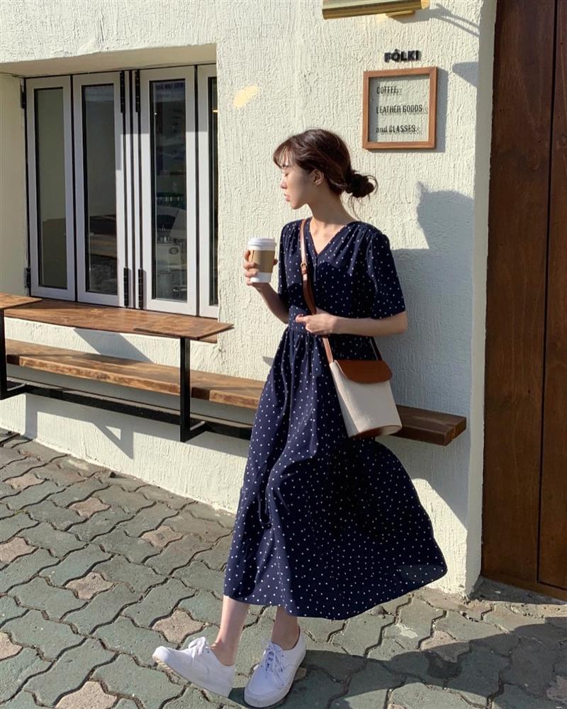 Mặc gì đi làm ngày nóng đỉnh điểm? Nàng công sở hãy áp dụng 5 công thức nhẹ mát này-18