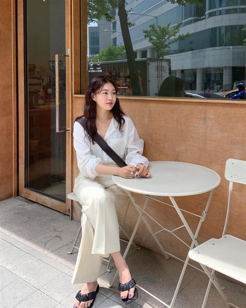 Mặc gì đi làm ngày nóng đỉnh điểm? Nàng công sở hãy áp dụng 5 công thức nhẹ mát này-20