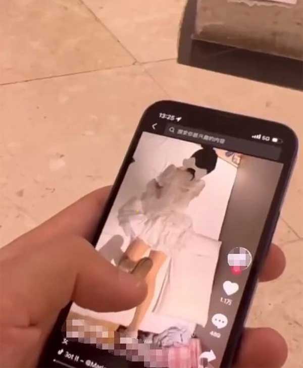 Lén nhìn gái xinh chân dài trong lúc bạn gái đi toilet, người đàn ông không ngờ gặp thảm kịch-1