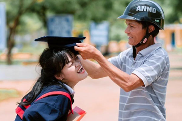 3 phút trầm trồ với màn dân vũ đắt giá tại ngôi trường có view đẹp nhất Hà Nội: Khi áo dài gặp mùa lá rụng!-6