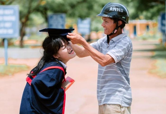 Khoảnh khắc ấm áp của nữ sinh bên cha trong ngày chụp ảnh kỷ yếu-1
