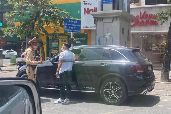 Tài xế ôtô đánh nhau với tài xế xe máy sau va chạm nhẹ-1