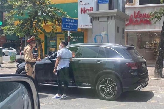 Cầu thủ Quang Hải bị CSGT dừng xe Mercedes vì va chạm ô tô