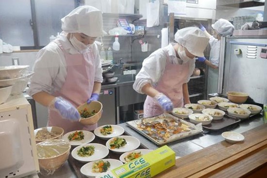 Nhật Bản: Kinh hoàng vụ nhân viên trường học trộn chất thải vào thức ăn trưa của học sinh