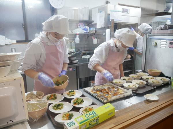 Nhật Bản: Kinh hoàng vụ nhân viên trường học trộn chất thải vào thức ăn trưa của học sinh-1