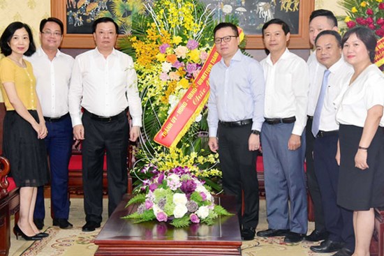 Bí thư Thành ủy Đinh Tiến Dũng chúc mừng Báo Nhân Dân