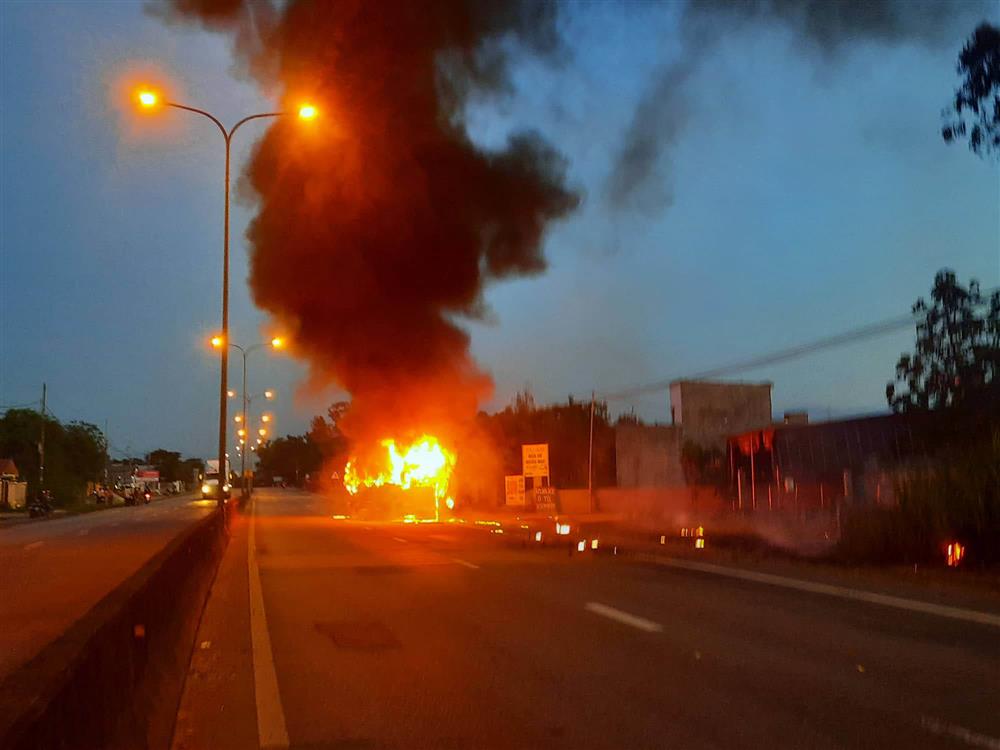 Xe khách bốc cháy ngùn ngụt trên Quốc lộ 1-2