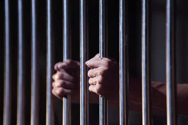 Chồng nằm 8 tiếng dưới giường để rình vợ, sự việc sau đó khiến cảnh sát phải vào cuộc-1