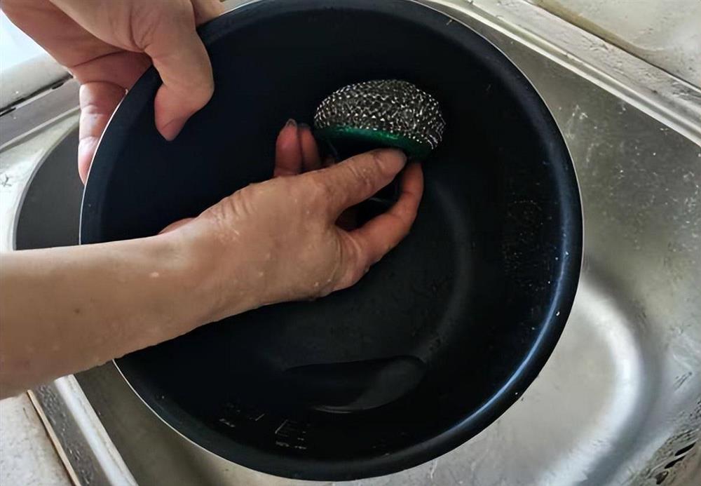 Nồi cơm điện ở nhà có hiện tượng này, đừng sử dụng lại, nếu không sẽ ảnh hưởng đến sức khỏe-5