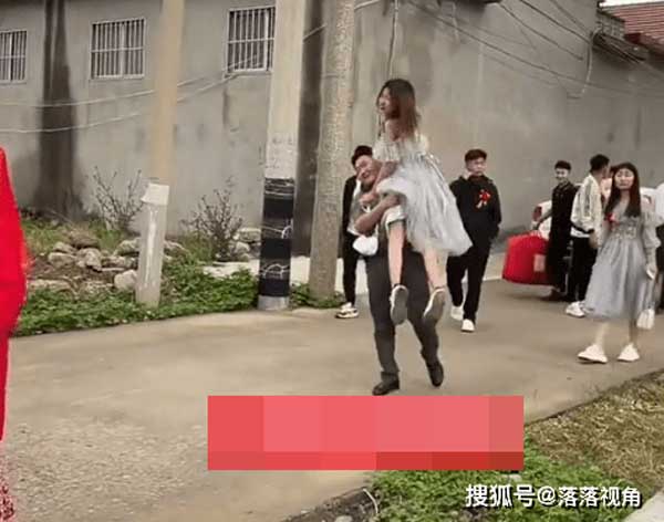 Phù rể phù dâu giật sự chú ý của tân lang tân nương ngay trong đám cưới vì hành động bỏng mắt này-1