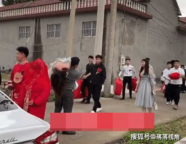 Phù rể phù dâu giật sự chú ý của tân lang tân nương ngay trong đám cưới vì hành động bỏng mắt này-2